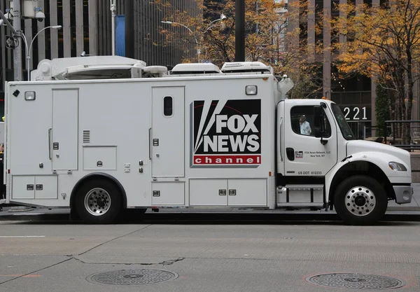 Caminhão Fox News Channel na frente do prédio sede da News Corporation em Nova York — Fotografia de Stock