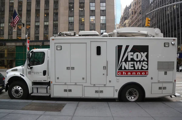 Fox News Channel ciężarówki przed siedzibą News Corporation w Nowym Jorku — Zdjęcie stockowe