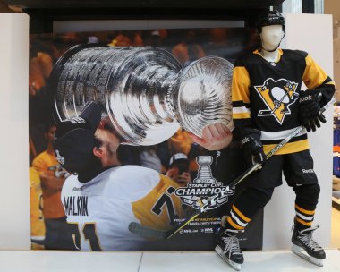 Stanley Kupası Pittsburgh Penguins oyuncuyla gösterilen Nhl Dükkanı dekorasyonu 