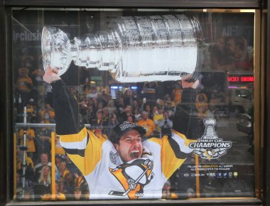 Stanley Kupası Pittsburgh Penguins oyuncuyla gösterilen Nhl Dükkanı windows dekorasyon 