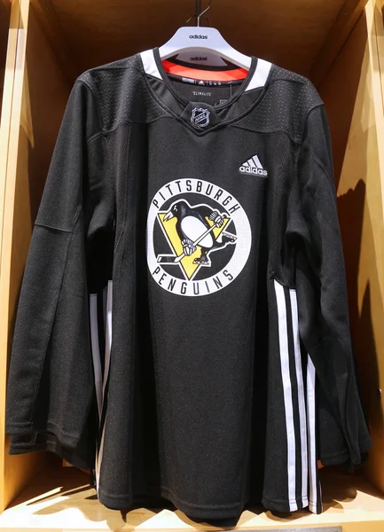 A camisola Pittsburgh Penguins em exibição na loja NHL — Fotografia de Stock