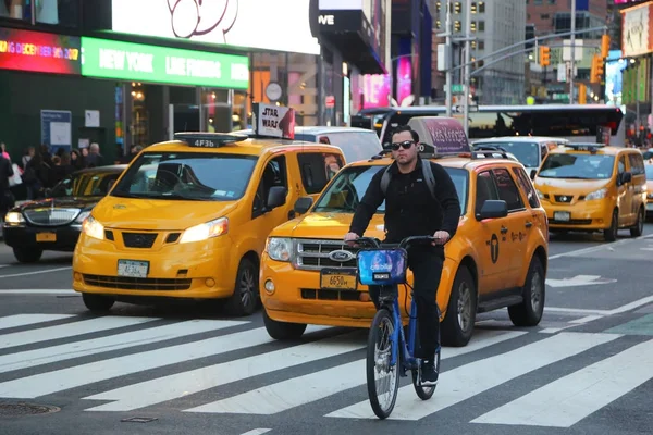 Citibike rider a New York žluté taxíky občas náměstí v Manhattanu — Stock fotografie