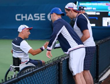Onun tekerlekli sandalye dört Tekler yarı final maç sonra bize açık 2017 tekerlekli sandalye tenis oyuncusu Andrew Lapthorne Büyük Britanya'nın zafer kutluyor