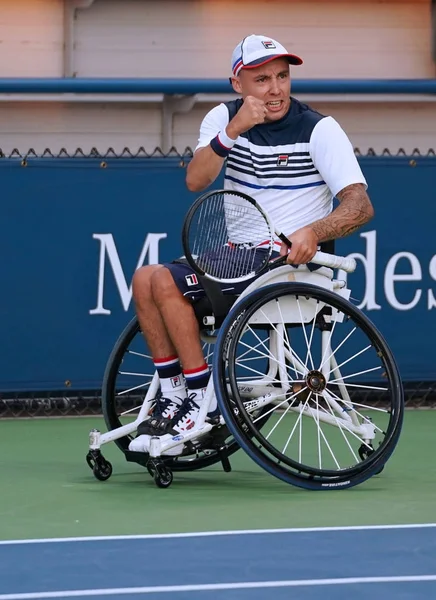 車いすテニス プレーヤー イギリスのアンドリュー Lapthorne の勝利を祝うは、私たちオープン 2017 で彼の車椅子クワッド シングルス準決勝の試合後 — ストック写真