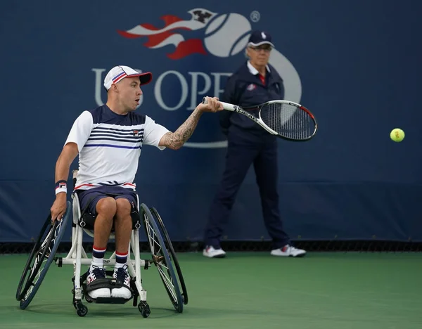 Jogador de tênis cadeira de rodas Andrew Lapthorne da Grã-Bretanha em ação durante sua partida semifinal Quad Singles em cadeira de rodas no US Open 2017 — Fotografia de Stock