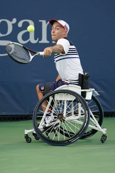 El jugador de tenis en silla de ruedas Andrew Lapthorne de Gran Bretaña en acción durante su partido semifinal de Quad Singles en el US Open 2017 — Foto de Stock