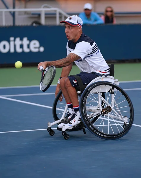 Le joueur de tennis en fauteuil roulant Andrew Lapthorne de Grande-Bretagne en action lors de son match de demi-finale des Quad Singles en fauteuil roulant à l'US Open 2017 — Photo