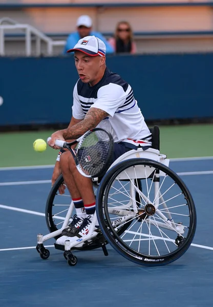 Le joueur de tennis en fauteuil roulant Andrew Lapthorne de Grande-Bretagne en action lors de son match de demi-finale des Quad Singles en fauteuil roulant à l'US Open 2017 — Photo