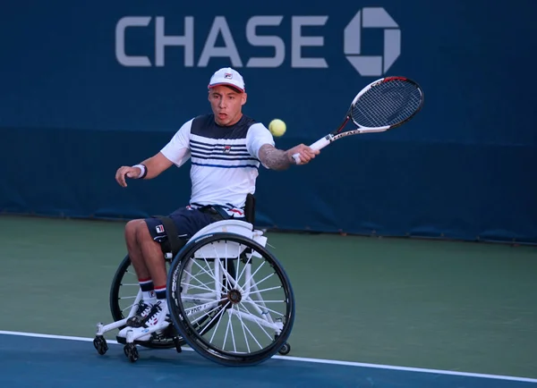 Le joueur de tennis en fauteuil roulant Andrew Lapthorne de Grande-Bretagne en action lors de son match de demi-finale des Quad Singles en fauteuil roulant à l'US Open 2017 — Photo