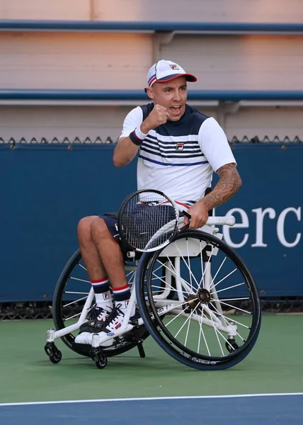 Rolstoeltennisster Andrew Lapthorne van Groot-Brittannië viert overwinning na zijn rolstoel Quad Singles halve finale match tijdens ons Open 2017 — Stockfoto