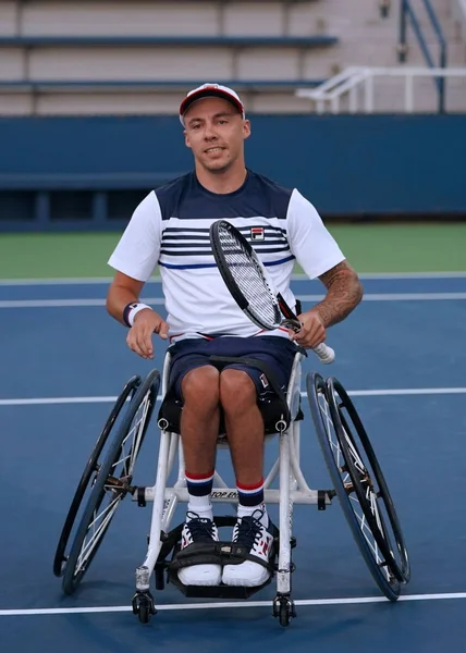 Andrew Lapthorne, joueur de tennis en fauteuil roulant de Grande-Bretagne, célèbre sa victoire après son match de demi-finale des Quad Singles en fauteuil roulant à l'US Open 2017 — Photo