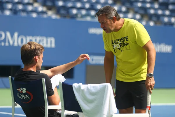 Professionele tennisspeelster David Goffin van België praktijken voor ons Open 2017 met zijn coach Thierry Van Cleemput — Stockfoto