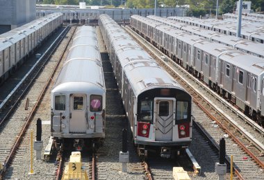 bir depo içinde NYC metro araçları