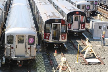 bir depo içinde NYC metro araçları