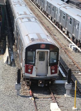 bir depo içinde NYC metro araçları