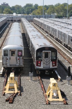 bir depo içinde NYC metro araçları
