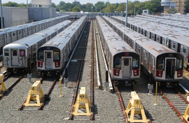 bir depo içinde NYC metro araçları
