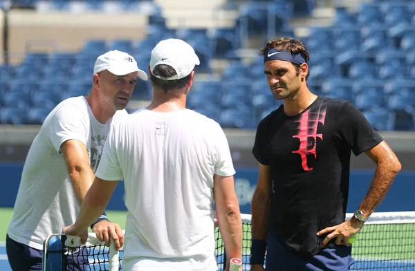 Team Federer tijdens de training voor ons Open 2017 — Stockfoto