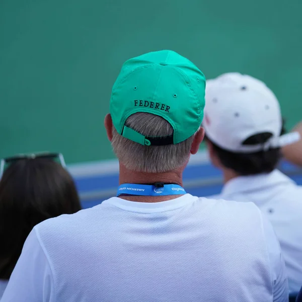 Tenisový fanoušek nosí klobouk Roger Federer během zápasu nás Open 2017 — Stock fotografie