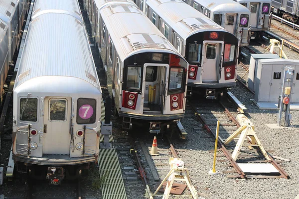 Vehículos del metro de Nueva York en un depósito — Foto de Stock