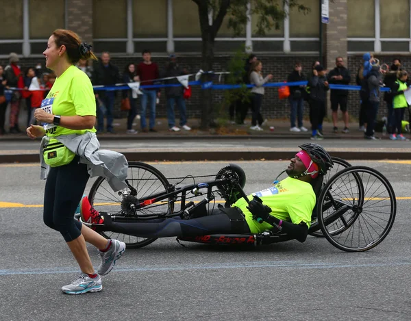 New York City Marathon wheelchair division participants traverse 26.2 miles through all five NYC boroughs — Stock Photo, Image