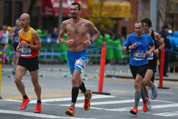 New York maratonunu koşucular 26.2 mil tüm beş Nyc boroughs yol çapraz