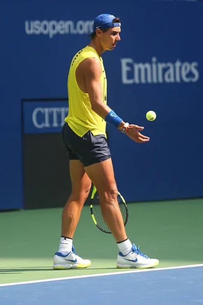 Der fünfzehnmalige Grand-Slam-Champion Rafael Nadal aus Spanien trainiert für die US Open 2017 — Stockfoto