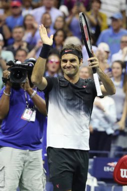 Onun bize açık 2017 yuvarlak sonra 4 maç Grand Slam şampiyonu Roger Federer İsviçre'nin zaferi kutluyor 