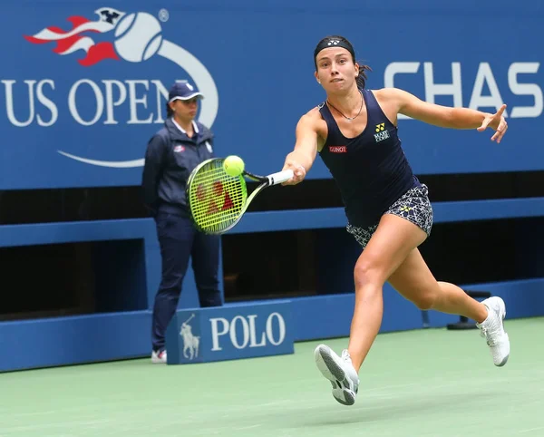 Jogadora profissional de tênis Anastasija Sevastova da Letônia em ação durante sua partida de 2017 no US Open Round 4 contra Maria Sharapova — Fotografia de Stock