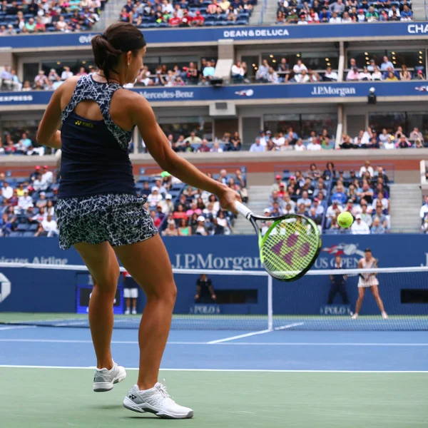 Profesjonalny tenisista Anastasija Sevastova Łotwy w akcji podczas jej Us Open 2017 okrągłe 4 meczu z Maria Sharapova — Zdjęcie stockowe