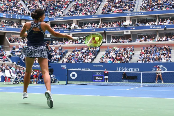 La tenista profesional Anastasija Sevastova de Letonia en acción durante su partido de la US Open round 4 2017 contra Maria Sharapova — Foto de Stock