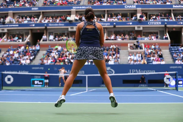 La joueuse de tennis professionnelle Anastasija Sevastova de Lettonie en action lors de son quatrième match de l'US Open 2017 contre Maria Sharapova — Photo