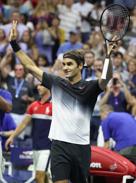 Grand Slam Championem Roger Federer Szwajcarii świętuje zwycięstwo po jego nas otwarte 2017 rundzie mecz 4 — Zdjęcie stockowe