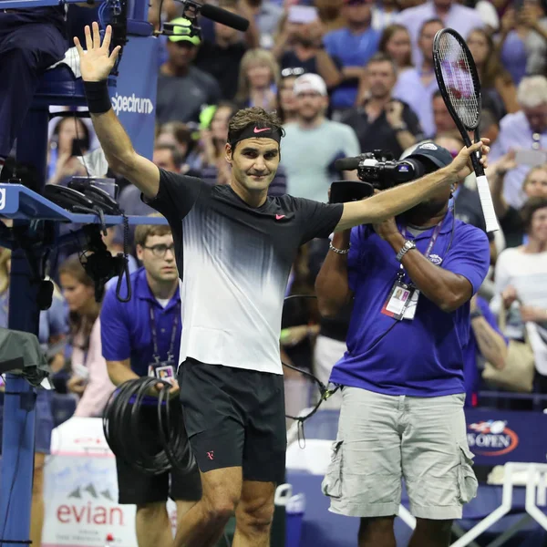 Grand-Slam-Champion Roger Federer aus der Schweiz feiert Sieg nach seinem Erstrunden-Match 2017 — Stockfoto