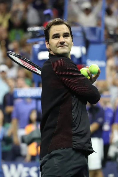 Campeão do Grand Slam Roger Federer da Suíça comemora vitória após seu US Open 2017 round 4 match — Fotografia de Stock