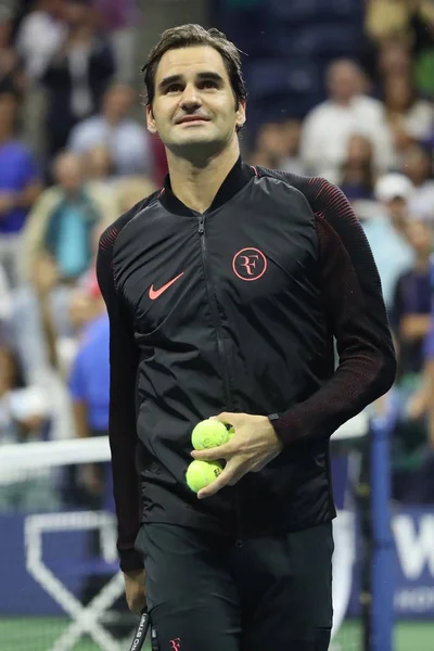 Grand Slam champion Roger Federer van Zwitserland viert overwinning na zijn ons Open 2017 ronde 4 wedstrijd — Stockfoto