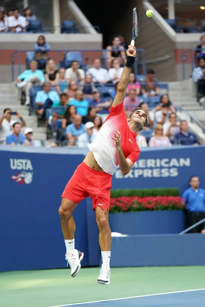 Grand Slam şampiyonu Roger Federer İsviçre onun bize açık 2017 yuvarlak 2 maç sırasında eylem — Stok fotoğraf