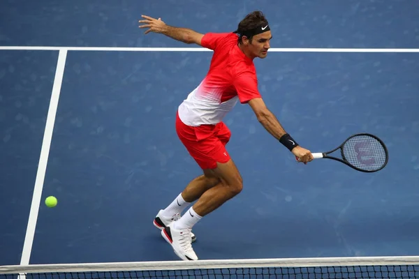 Campeão do Grand Slam Roger Federer da Suíça em ação durante seu US Open 2017 round 2 match — Fotografia de Stock