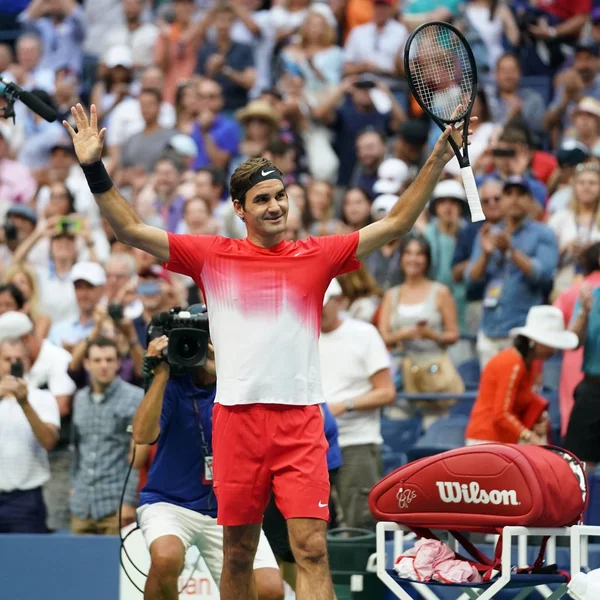 Grand Slam Championem Roger Federer Szwajcarii świętuje zwycięstwo po jego nas otwarte 2017 rundy 2 — Zdjęcie stockowe