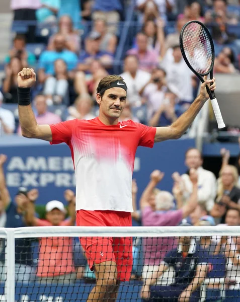 Campeão do Grand Slam Roger Federer da Suíça comemora vitória após seu US Open 2017 round 2 match — Fotografia de Stock