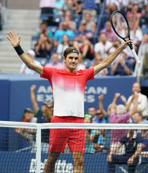 El campeón del Grand Slam Roger Federer de Suiza celebra la victoria después de su partido de la ronda 2 del US Open 2017 —  Fotos de Stock