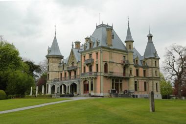 Schadau kale Güney tarafında yer Aar yakınındaki Lake Thun, Thun, Canton Bern, İsviçre