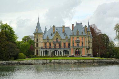 Schadau kale Güney tarafında yer Aar yakınındaki Lake Thun, Thun, Canton Bern, İsviçre