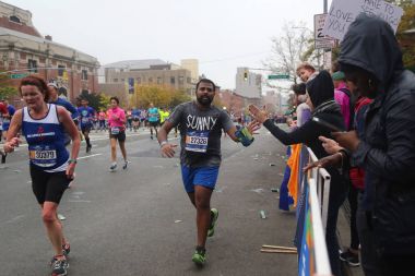 New York maratonunu koşucular 26.2 mil yol tüm beş Nyc boroughs Central Park'ta bitiş çizgisine çapraz geçiş