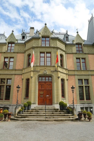 Schadau slott på södra sidan av den årliga verksamhetsrapporten nära sjön Thun i staden Thun, kantonen Bern, Schweiz — Stockfoto