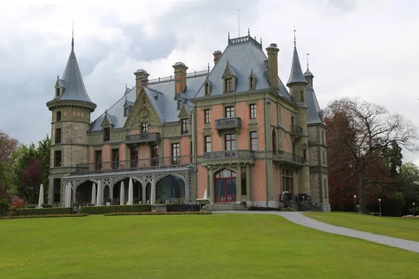 Castillo de Schadau en el lado sur de la Aar cerca del lago Thun en la ciudad de Thun, Cantón de Berna, Suiza — Foto de Stock