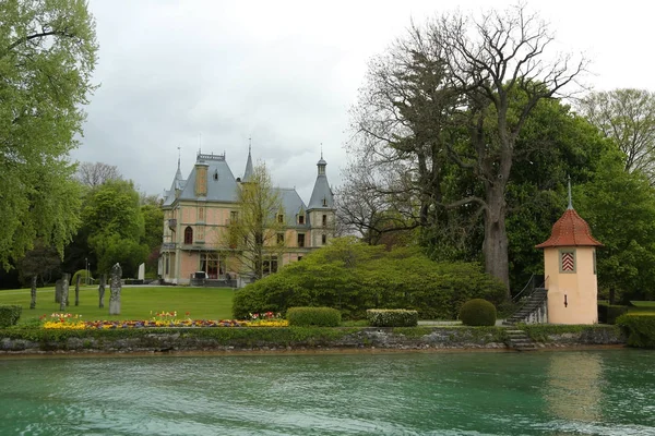 Castillo de Schadau en el lado sur de la Aar cerca del lago Thun en la ciudad de Thun, Cantón de Berna, Suiza — Foto de Stock