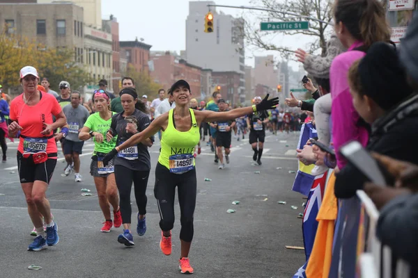 New York City Marathon runners traverse 26.2 miles through all five NYC boroughs to the finish line in Central Park — Stock Photo, Image