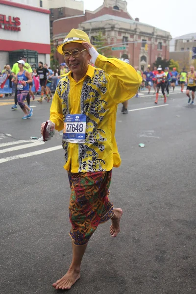 Caminhante descalço da Maratona de Nova York atravessa os cinco bairros de Nova York até a linha de chegada em Central Park, Manhattan — Fotografia de Stock