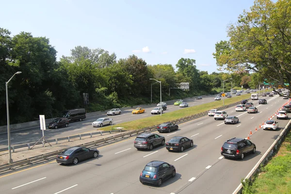 La Grand Central Parkway dans le Queens . — Photo